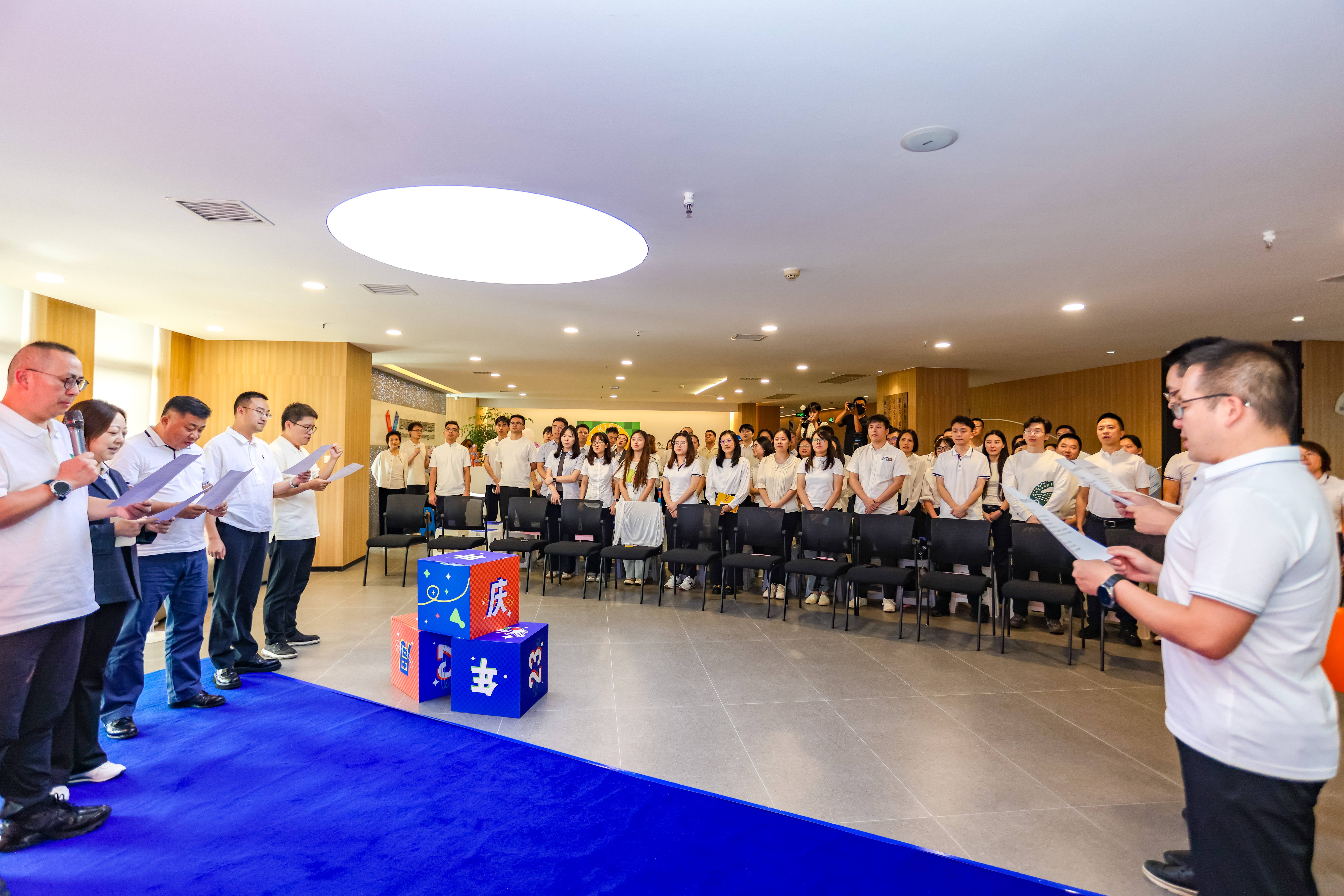 “預(yù)備備,共前進(jìn)”——川招23周年慶圓滿舉行 “預(yù)備備,共前進(jìn)”——川招23周年慶圓滿舉行